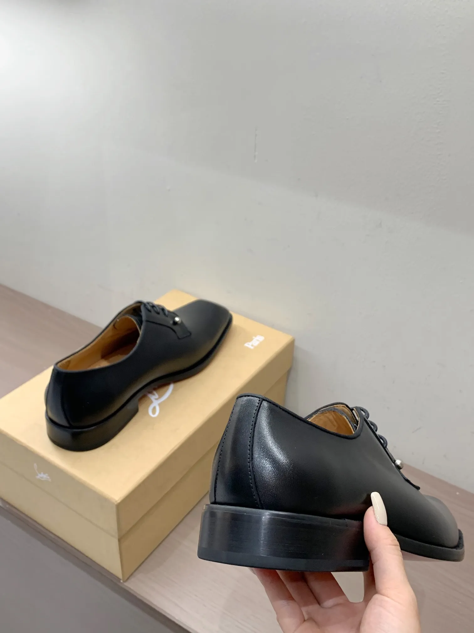 [CL red sole shoes] Top P: 1020💰 Size 39-44 (38.45.46 custom-made, non-returnable) Christian Louboutin men's classic Oxford shoes, men's business formal leather shoes💫Original molding, 1:1 replica, specially made for nobles. The unique shoe shape is unique and 100% comfortable! The whole shoe is made of imported Italian cowhide material, carefully selected, with fine pores and rich luster. Cow leather lining, soft and comfortable, sweat-absorbent and breathable. Genuine leather outsole, non-slip and wear-resistant, full of texture, elegant and luxurious overall, integrating comfort, formality and luxury! The Rolls Royce of shoes!